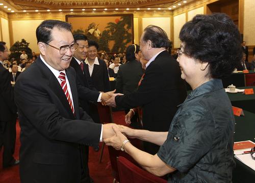 5月23日,纪念毛泽东同志《在延安文艺座谈会上的讲话》发表70周年座谈会在北京人民大会堂举行。中共中央政治局常委李长春出席座谈会并讲话。这是座谈会开始前,李长春与艺术家代表握手交谈。 新华社记者 庞兴雷 摄