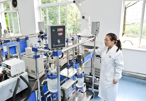 一名中国石化集团四川维尼纶厂的技术专家在实验室内操作仪器继续完善“3S特种水溶纤维”的各项指标(5月22日摄)。近日,中国石化集团四川维尼纶厂(简称川维厂)在渝宣布,“3S特种水溶纤维”制造技术经过该厂长达9年的研发终获成功。这标志着中国继日本之后,成为世界上第二个拥有自主知识产权低温特种水溶纤维制造技术的国家。据川维厂首席专家何云介绍,低温特种水溶纤维可与羊毛、棉麻混纺,提高可纺性、织造性,并能够用水纤维溶解去除,得到蓬松柔软的高级织物,还可以在织物上织出美丽多变的图案,其产生的无捻毛巾、内衣,触感柔软舒适。目前,川维厂已开发出20℃、40℃、60℃的多个型号的低温特种水溶纤维,并完成了工业化试产测试,预计国内首条“3S特种水溶纤维”工业化生产线将于年内正式建成投产。 新华社记者 刘潺 摄