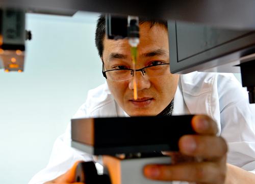 一名中国石化集团四川维尼纶厂的技术专家在实验室内操作专业仪器对工业化试产的“3S特种水溶纤维”产品进行反复测试,以期更好地完善产品的各项指标(5月22日摄)。新华社记者 刘潺 摄