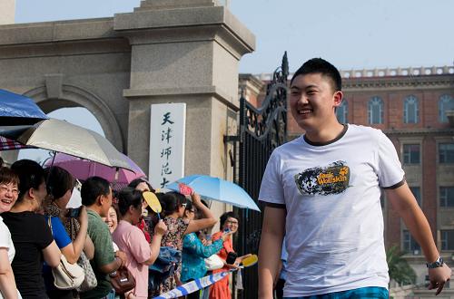 6月8日,在天津市实验中学考点,一名考生走出考场。 当日,全国部分地区2012年高考结束。2012年全国高考共有约915万名考生报名参加考试。 新华社记者岳月伟摄