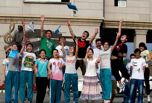 6月8日,在天津市实验中学考点,来自天津微山路中学内地新疆高中班的考生庆祝高考结束。 当日,全国部分地区2012年高考结束。2012年全国高考共有约915万名考生报名参加考试。 新华社记者岳月伟摄