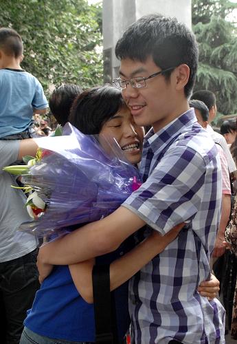 6月8日,在河南省郑州回民中学考点,一位考生走出考场后和妈妈拥抱。 当日,全国部分地区2012年高考结束。2012年全国高考共有约915万名考生报名参加考试。 新华社记者李博摄