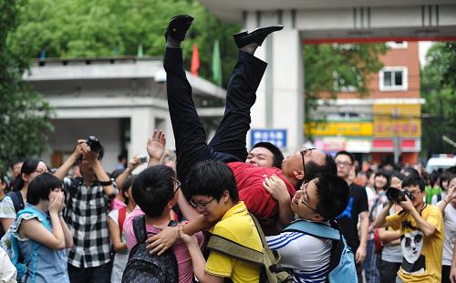6月8日,在湖南长沙市一中考点,高考结束后学生们抛起老师欢呼。 当日,全国部分地区2012年高考结束。2012年全国高考共有约915万名考生报名参加考试。 新华社记者白禹摄