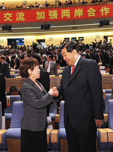 6月17日,第四届海峡论坛大会在厦门举行。中共中央政治局常委、全国政协主席贾庆林出席大会并致辞。这是贾庆林与中国国民党副主席洪秀柱握手。新华社记者 饶爱民 摄