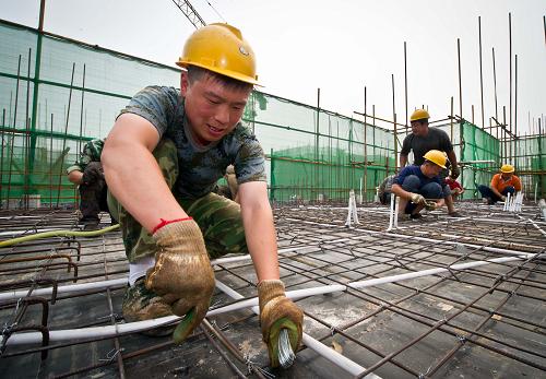6月20日,建设者在10层高的操作面加紧施工。夏至将到,一年中最热的时节即将到来,1000多名建设者正坚守在天津市最大的公租房项目——北辰区双青新家园一期公租房项目工地,冒着30多摄氏度的高温,不畏酷暑,加班加点施工,确保1万多户中低收入家庭准时入住。北辰区双青新家园一期公租房项目由天津住宅集团承建,总建筑面积达65万平方米。建筑工地为了保障在高温下安全施工,定期为现场施工的建设者们送上西瓜、绿豆汤等防暑降温物品。新华社记者 岳月伟 摄