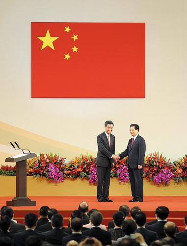 这是香港特别行政区第四任行政长官梁振英宣誓就职完毕后,胡锦涛同梁振英握手。新华社记者 谢环驰 摄