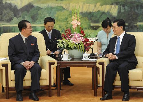 8月17日,中共中央总书记、国家主席胡锦涛在北京人民大会堂会见由朝鲜劳动党中央政治局委员、行政部部长、国防委员会副委员长张成泽率领的中朝两个经济区开发合作联合指导委员会朝方代表团。新华社记者 马占成 摄