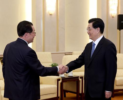 8月17日,中共中央总书记、国家主席胡锦涛在北京人民大会堂会见由朝鲜劳动党中央政治局委员、行政部部长、国防委员会副委员长张成泽率领的中朝两个经济区开发合作联合指导委员会朝方代表团。新华社记者 丁林 摄