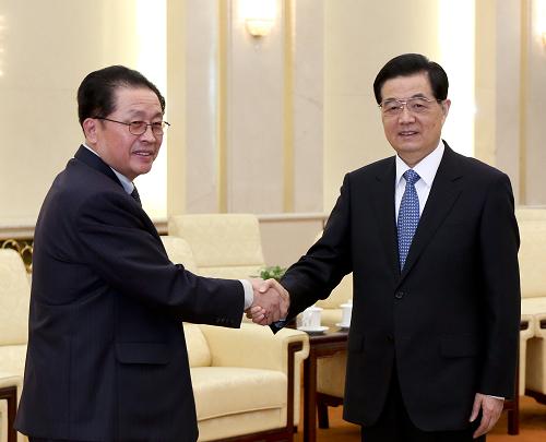 8月17日,中共中央总书记、国家主席胡锦涛在北京人民大会堂会见由朝鲜劳动党中央政治局委员、行政部部长、国防委员会副委员长张成泽率领的中朝两个经济区开发合作联合指导委员会朝方代表团。新华社记者 马占成 摄