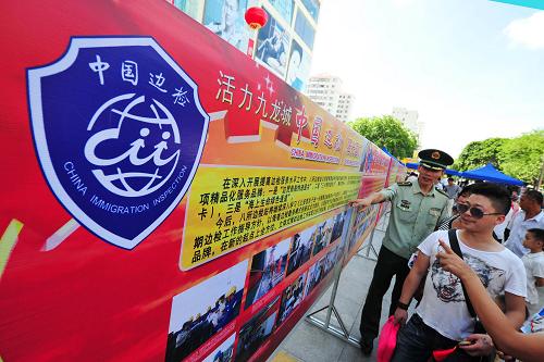 8月19日,海南边防总队在三亚举行边检服务品牌集中推介会。这是边检工作人员向群众介绍边检工作。新华社记者 侯建森 摄