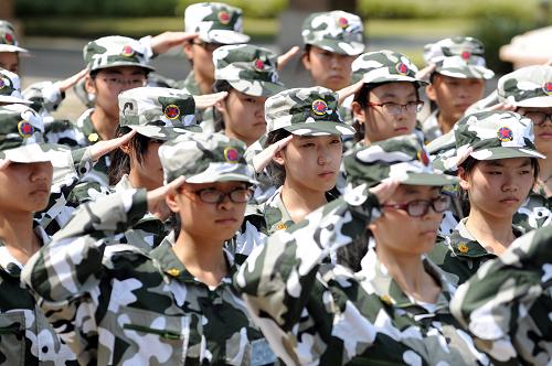 8月26日,浙江大学大一新生在教官的指导下进行队列训练。新华社记者 鞠焕宗 摄