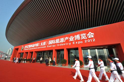 9月16日,几位志愿者走进第四届中国(太原)国际能源产业博览会会场。当日,第四届中国(太原)国际能源产业博览会在太原煤炭交易中心开幕。本届博览会主题是“绿色能源与转型跨越”,会期3天。博览会设煤炭及煤层气、火电及其设备、水能及水电、核能及核电、石油及天然气、新能源、大型设备、低碳工业园等八大展区,共有130余家包括众多世界500强和中国500强在内的企业参加此次展览。新华社记者 詹彦 摄