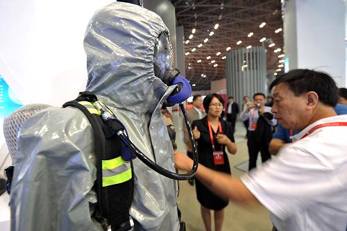 9月16日,参观者在博览会上了解个体防护装备。新华社记者 詹彦 摄