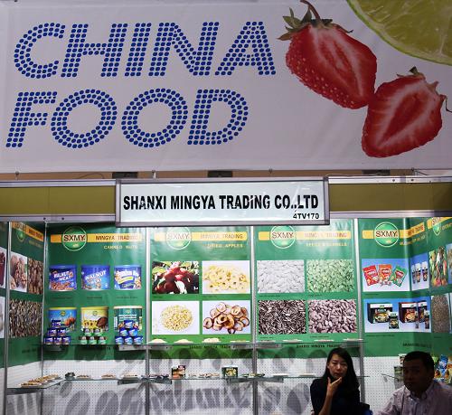 这是10月21日在2012法国国际食品展上拍摄的中国展台。2012法国国际食品展(SIAL)当天在巴黎北郊的维勒班展览中心拉开帷幕。今年巴黎国际食品展秉承“创新”主题,发布创新产品403种,为人们展现未来食品工业发展的蓝图。共有100个国家和地区的6000家企业参展。展品既包括调味品、熟食、奶制品、甜品、罐装食品、生物制品、宠物食品、酒类、饮料等各类食品饮料,也包括食品加工机械设备,如切割机、搅拌机、灌装机、包装机等。中国参加法国食品展的展商数量增长迅速,从2008年的374家增至今年的540家。巴黎国际食品展创建于1964年,每两年举办一届。 新华社记者 高静 摄