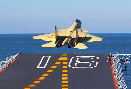 我航空母舰顺利进行歼—15飞机起降飞行训练 这是歼—15舰载机在“辽宁舰”上滑跃起飞。 9月25日我国第一艘航空母舰“辽宁舰”交接入列后,海军官兵以科学求实的态度和顽强拼搏的精神,按计划迅速投入紧张的出海训练和科研试验任务中。期间,顺利进行了歼—15飞机起降飞行训练。航母平台和飞机的技术性能得到了充分验证,舰机适配性能良好,达到了设计指标要求。 歼—15飞机是我国自行设计研制的首型舰载多用途战斗机,具有完全的自主知识产权,可遂行制空、制海等作战任务,飞行性能良好,配挂多型精确制导武器,具备远程打击和昼夜间作战能力。 新华社记者 查春明 摄