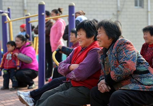 “庄户剧团”乐乡村 11月24日,西黄村村民在观看演出。 农忙已过,山东邹平县西黄村的“庄户剧团”又开始忙碌起来,十里八乡的村庄都纷纷邀请她们去演出。西黄村业余剧团1998年正式成立,由村民们自发、自愿结合,不计任何报酬。十几年来,业余剧团的演职人员不断变化,但为村民义务演出的传统和对民间戏曲的喜爱一直没改变。现在,西黄村业余剧团的成员们已经整理、编排传统剧目37出,每年为村民演出40余场次。 据山东省文化部门统计,山东目前有农村民办剧团5200个,这些“庄户剧团”根植乡村大地,丰富繁荣了农村文化生活。 新华社记者 朱峥摄