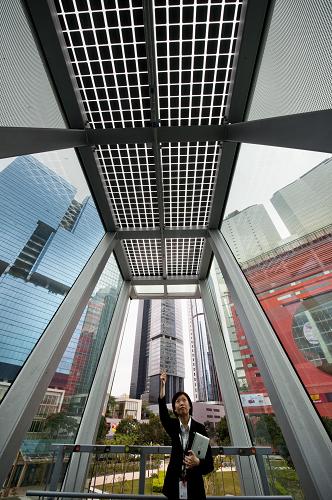 12月17日,工作人员在介绍太阳能装置。新华社记者 吕小炜 摄