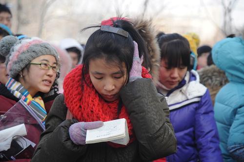 12月22日,在山东聊城大学考点,考生做考前复习。新华社发(董光强 摄)
