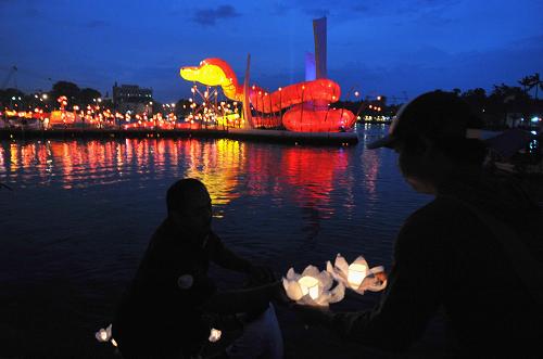 2月9日,人们在印度尼西亚首都雅加达放荷灯,庆祝中国农历蛇年春节的到来。当日,世界各地纷纷举行活动迎接中国农历蛇年春节的到来。新华社发(阿贡摄)