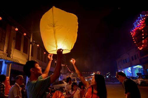 2月10日,在马来西亚柔佛州的居銮,当地华人点放孔明灯,庆祝蛇年春节的到来。当日,世界各地纷纷举行活动迎接中国农历蛇年春节的到来。新华社发(张纹综摄)