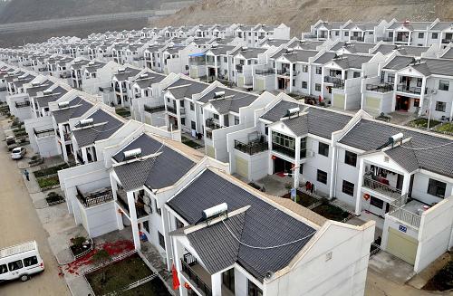 2月9日,南水北调中线工程核心水源区湖北省郧县柳陂镇卧龙岗社区移民家家挂起红灯笼,喜过在新村的第一个春节。 新华社发(程复华 摄)