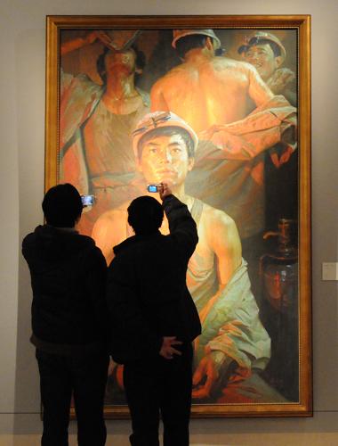 2月13日,两名观众在北京中国美术馆观赏油画作品《钢水汗水》,乐享春节“文化大餐”。新华社发(李文明 摄)
