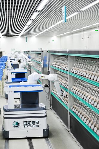 5月20日,几台智能检定机器人在生产线上进行检定作业。 5月20日是“世界计量日”,由国家电网重庆市电力公司电力科学研究院自主开发的电能表柔性自动化检定系统在渝正式投入使用。该套系统主要由智能检定机器人、自动检定和自动加封装置构成,其投入使用改变了电能表的检定模式,提高了机器人检定的效率和准确性,同时也有利于消除人为和地域因素引起的检定质量差异。 目前该套系统已经获得38项专利,其中包括2项国际专利。据悉,此次投入使用的电能表柔性自动化检定系统是首期工程,预计今年7月整体技术改造完成后,将有24台新一代机器人替代人工完成重庆计量中心每年200万只的检定量,每年将节省成本200多万元。 新华社记者刘潺摄