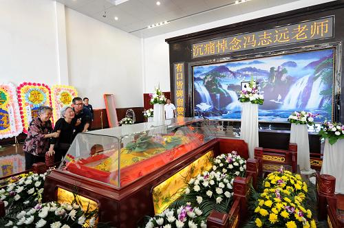 吉林:社会各界送别优秀教师冯志远 6月2日,冯志远老师的家人向亲人遗体告别。 当日,冯志远的家人、母校东北师范大学师生、生前同事好友、生前支教所在地宁夏回族自治区中宁县相关单位代表等百余人在长春市龙峰殡葬中心参加冯志远老师的告别仪式,送他最后一程。 冯志远出生在吉林省,1953年毕业于东北师范大学中文系,1958年,他响应国家支援边疆教育事业的号召,只身来到宁夏中宁县,在鸣沙中学执教14年,在关帝中学执教28年,把最美好的时光奉献给西部教育事业。冯志远曾被评为“第二届中国十大老年新闻人物”、第三届“感动吉林”十大人物、年度“感动宁夏”十大人物。 2013年5月29日,冯志远病逝,享年84岁。 新华社记者 张楠摄