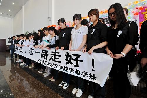 6月2日,东北师范大学学生打出“学长,您一路走好”的条幅送别冯志远。 当日,冯志远的家人、母校东北师范大学师生、生前同事好友、生前支教所在地宁夏回族自治区中宁县相关单位代表等百余人在长春市龙峰殡葬中心参加冯志远老师的告别仪式,送他最后一程。 冯志远出生在吉林省,1953年毕业于东北师范大学中文系,1958年,他响应国家支援边疆教育事业的号召,只身来到宁夏中宁县,在鸣沙中学执教14年,在关帝中学执教28年,把最美好的时光奉献给西部教育事业。冯志远曾被评为“第二届中国十大老年新闻人物”、第三届“感动吉林”十大人物、年度“感动宁夏”十大人物。 2013年5月29日,冯志远病逝,享年84岁。 新华社记者 张楠摄