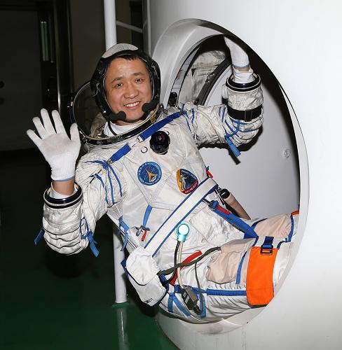 航天员聂海胜进入模拟返回舱训练(4月27日摄)。新华社发(秦宪安 摄)