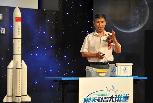 “航天科普大讲堂”地面开讲 6月21日,航天科普专家金声在讲解航天知识。 当日,面向青少年的“航天科普大讲堂”活动在北京中国科学技术馆开讲,航天英雄杨利伟和神舟飞船首任总设计师、中国工程院院士戚发轫作为第一课的主讲教师与200多名青少年面对面交流。杨利伟、戚发轫、孙家栋、余梦伦等20位航天领域的专家学者受聘成为“航天科普大讲堂讲师团”的首批成员。 新华社发
