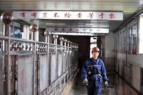山西紧急出台20条措施应对煤炭市场下行 山西焦煤集团西山煤电马兰矿一名矿工从安全标语旁走过(7月11日摄)。 针对近期煤炭市场行情持续下行的局面,近日山西省政府公布了20条应对措施,促进煤炭经济转变发展方式,实现可持续发展。措施包括为企业减负、促进煤炭销售、推进市场化改革、提升企业管理水平等。 山西省统计局数据显示,2012年6月起,煤炭价格持续下行。今年1-5月,山西煤炭开采和洗选业价格指数同比下降17.8%,煤炭工业实现利润同比下降60%。截至2013年5月底,山西大部分煤炭企业的煤炭销售价格已逼近生产成本线,近半煤炭企业出现亏损。 新华社记者 詹彦 摄