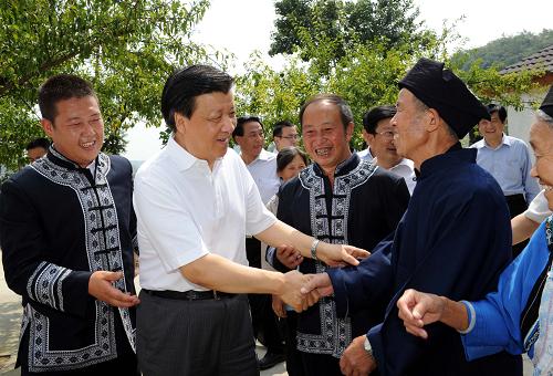 刘云山在贵州调研 8月23日至24日,中共中央政治局常委、中央书记处书记刘云山在贵州调研。这是刘云山在毕节市黔西县乌骡坝村同群众亲切交谈。 新华社记者 饶爱民 摄