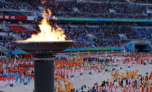 第十二届全运会在沈阳开幕 8月31日,第十二届全国运动会在辽宁沈阳开幕。这是圣火在开幕式现场熊熊燃烧。 新华社记者燕雁摄