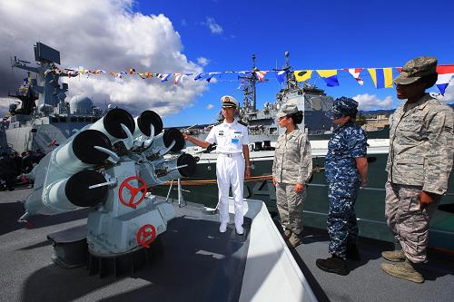 9月6日,在美国夏威夷珍珠港,美国海军官兵登上中国海军导弹驱逐舰青岛舰参观。新华社记者 查春明 摄