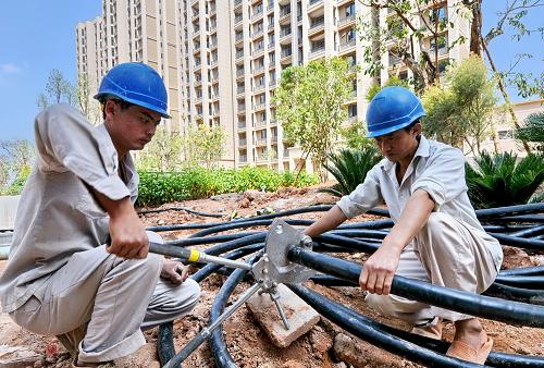 9月7日,施工人员在厦门市洋唐居住区保障性住房工程工地安装电缆。福建省规模最大的保障性住房——厦门市洋唐居住区保障性住房工程自2011年6月20日开工建设以来进展顺利,如今正在加紧建设中。这一工程建设用地面积32.6公顷,总建筑面积约92万平方米,总投资约35亿元,建设各类保障性住房11000多套,其中限价房1774套,公租房8100套,人才房760套,安置房480套,可容纳约2.5万人,是一个以公共租赁房、保障性住房为主体,综合配套商业、文化教育、公共交通、餐饮娱乐、社区服务等配套齐全的保障性安居工程综合体。新华社记者 林善传 摄