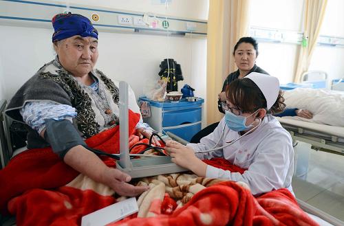 一名哈萨克族妇女在辽宁省援建新疆裕民县人民医院综合楼住院部接受治疗(2012年11月23日摄)。2010年召开的全国对口支援新疆工作会议和中央新疆工作座谈会,对新疆实现跨越式发展和长治久安战略目标作出了部署。三年多来,在党中央、国务院坚强领导下,新疆维吾尔自治区和新疆生产建设兵团、19个援疆省市、中央有关部门和单位企业齐心协力,共同谱写了一首首新疆后发赶超的新曲。据自治区援疆办介绍,三年多来,19个对口援疆省市累计实施援疆项目3120个,拨付资金337.4亿元。仅2013年,就计划安排1050个援疆项目,上半年拨付到位资金88.8亿元,启动实施各类干部人才项目398个,培训干部6.7万人次。新华社记者 沙达提 摄