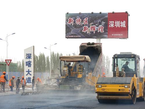 这是“深喀大道”建设施工工地现场(2013年4月19日摄)。“深喀大道”位于新疆喀什经济开发区“深圳城”中轴线,全长9.89公里。按规划,由深圳市对口援建的喀什“深圳城”未来以“深喀大道”为主轴,周边兴建喀什大学、喀什地区图书馆以及商务、住宅等功能区。 新华社发(于涛 摄)