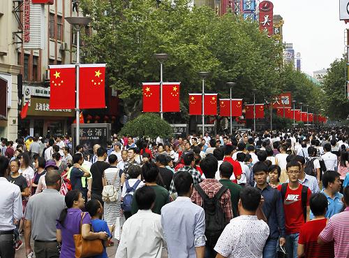 10月1日,上海市南京路步行街上节日气氛浓厚,游客川流不息。新华社发(丁汀 摄)