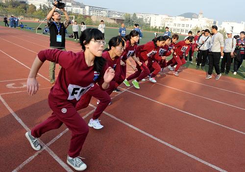 10月26日,女子组考生在参加800米测试。 当日,我国第二批潜航员学员选拔在青岛正式启动,130名考生(包括39名女性)将通过初选、复选和定选三个阶段的激烈竞争,角逐6个潜航员学员名额,其中包括2个女性学员名额。 初选包括潜航员职业能力与特质测试、专业基础能力测试、体质体能测试和心理测试等,初选将筛选出50人进入复选;经过医学检查、心理面试和职业能力结构化测试等复选环节后,将有20人进入定选;定选内容包括晕船测试和综合面试,之后将有10人被确定为目标人选。预计11月下旬将公布最终选拔结果。 新华社记者 李紫恒 摄