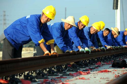 11月5日,工作人员在成绵乐线上进行铺轨作业。 目前,四川汶川地震灾后重建的重点交通项目——成绵乐(成都—绵阳—乐山)铁路客运专线正加紧铺轨,这标志着我国西南地区首条开工建设的高速铁路进入攻坚收尾阶段。 总投资405亿元的成绵乐铁路客运专线北起江油,经绵阳、德阳、广汉、成都、彭山、眉山、青神、乐山,直抵至峨眉山下,全长312公里。 新华社记者 薛玉斌 摄