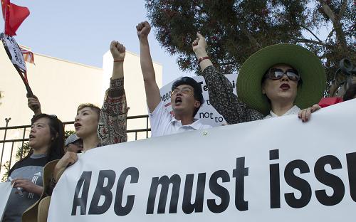 洛杉矶举行华人华侨示威活动 抗议ABC辱华节目 11月9日,在美国洛杉矶,华人华侨手持标语呼喊口号。 当天,千余名洛杉矶华人华侨在位于南加州伯班克的ABC总部门前举行示威抗议活动,要求ABC解雇主持人吉米·基梅尔,承认辱华言论的错误并做出更加诚恳的道歉。美国广播公司(ABC)主持人吉米·基梅尔10月16日与几位儿童在电视节目里关于“杀光中国人”对话在美国引起轩然大波。 新华社记者杨磊摄