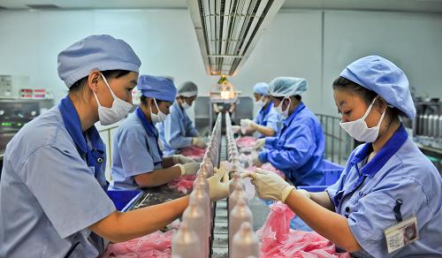 工人将生产的安全套套在模具上进行电子针孔检测(11月29日摄)。正确使用安全套是预防艾滋病通过性传播的主要措施。在第26个“世界艾滋病日”来临前夕,记者走进天津最大的安全套生产企业——天津中生乳胶有限公司,探访安全套生产过程。天津中生乳胶有限公司自1966年起开始生产安全套,目前年产安全套可达6亿支。据该公司负责人介绍,安全套生产包括电子针孔检测、铝膜包装以及装盒等环节。此外,为了保证产品质量,每批次的安全套都需在生产和完成阶段取样,在实验室进行爆破、渗水和密封性等一系列检测。新华社记者 翟健岚 摄