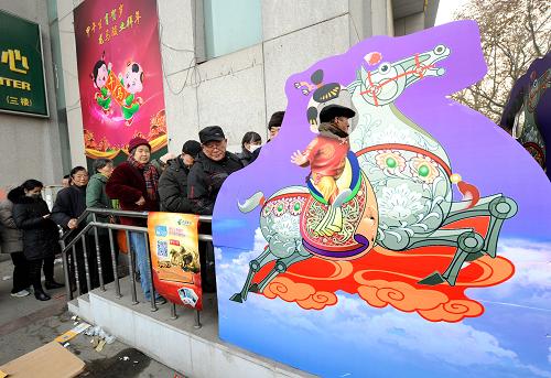 1月5日,购买《甲午年》生肖邮票的南京市民在南京鼓楼邮政大厦前排队。新华社记者 孙参 摄