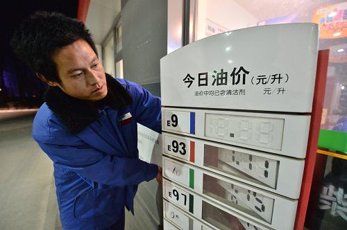 成品油价迎今年首次下调 1月11日凌晨,河北保定一家加油站的工作人员在调整油价公示牌。 1月10日,国家发展和改革委员会决定将汽、柴油价格每吨分别降低125元和120元,测算到零售价格90号汽油和0号柴油(全国平均)每升分别降低0.09元和0.10元,调价执行时间为1月11日0时。 新华社记者 朱旭东 摄