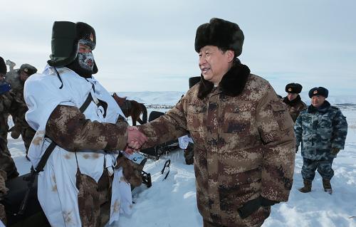 习近平春节前夕冒严寒踏冰雪慰问边防官兵 1月26日,马年春节来临之际,中共中央总书记、国家主席、中央军委主席习近平专程来到内蒙古军区边防某部,亲切看望慰问戍边官兵。 这是1月26日上午,习近平来到祖国边疆的内蒙古阿尔山,冒着零下30多摄氏度的严寒,迎风踏雪慰问在边防线上巡逻执勤的官兵。习近平称赞说,你们战风雪、斗严寒,穿行在林海雪原,巡逻在边防线上,我很受感动。大家辛苦了,祖国和人民感谢你们。 新华社记者李刚摄