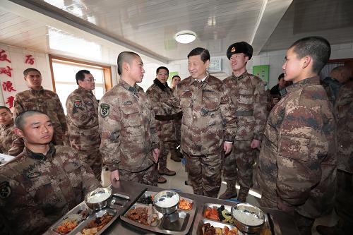 1月26日,马年春节来临之际,中共中央总书记、国家主席、中央军委主席习近平专程来到内蒙古军区边防某部,亲切看望慰问戍边官兵。 这是1月26日中午,习近平来到连队食堂,同战士们一起用餐。 新华社记者李刚摄