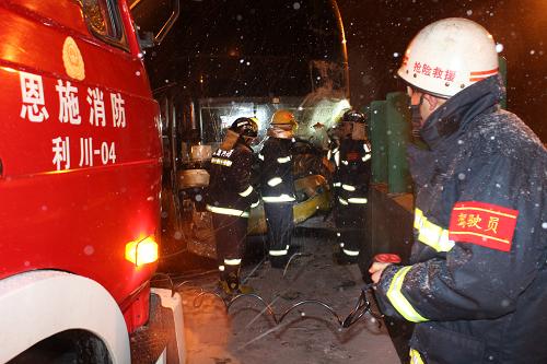 2月9日凌晨,消防官兵在沪渝高速利川段利川往恩施方向岩湾隧道入口处的车祸现场施救。 据湖北恩施消防部门消息,受大雪影响,8日晚9时起,沪渝高速湖北利川段发生多起车祸,高速公路实行双向封闭,造成数千车辆滞留,堵车10余公里,数百名乘客隧道内打地铺过夜。截至9日上午10时许,沪渝高速利川段已开始缓慢放行。 新华社发(何汉求 摄)