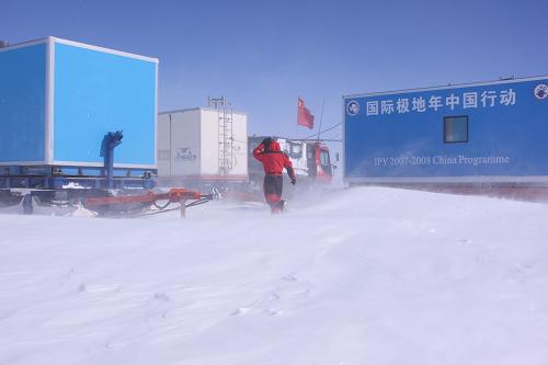 1月2日,一名中国南极内陆格罗夫山考察队队员在暴风中行走。当日,中国南极内陆格罗夫山考察队在格罗夫山地区的核心区哈丁山附近遭遇暴风天气。据估测,考察队宿营地附近风力达8级以上,阵风10级。为了确保作业安全,考察队取消了野外考察计划,全体队员在营地休整。新华社记者 崔静 摄
