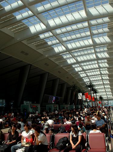 京津城际开通首月运送旅客逾183万人次 8月31日,一些搭乘京津城际列车的旅客在北京南站候车。 京津城际铁路自8月1日运行1个月以来,共运送旅客183.1万人次,极大方便了两地旅客的出行需求。 新华社记者 公磊摄